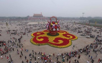 Center of attraction: This photo taken on Sept. 25, 2016, shows a huge “flower basket” decoration resting on Tiananmen Square, aiming to charm tourists celebrating the National Day on Oct. 1.