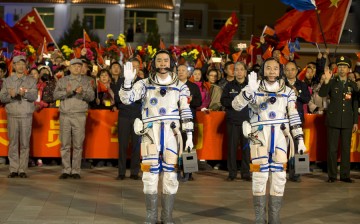 Chinese astronauts Jing Haipeng (right) and Chen Dong at the Jiuquan Satellite Launch Center in northwest China on Oct. 17.