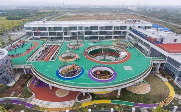 An aerial view of the running tracks on the roof of a kindergarten in Huzhou, East China's Zhejiang Province.