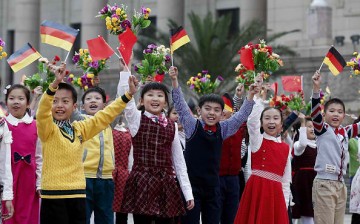 Many Chinese parents send their kids to English training schools.
