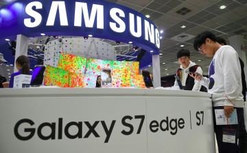 Visitors experience Samsung Galaxy S7 and S7 Edge devices during the Korea Electronics Grand Fair at an exhibition hall in Seoul on October 27, 2016.