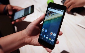An attendee inspects the new Nexus 5X phone during a Google media event on September 29, 2015 in San Francisco, California.