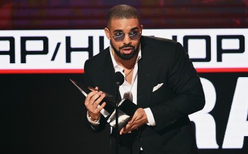 Rapper Drake accepts Favorite Rap/Hip-Hop Artist onstage during the 2016 American Music Awards at Microsoft Theater on November 20, 2016 in Los Angeles, California. 