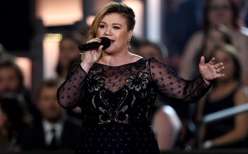 Singer/songwriter Kelly Clarkson speaks during the 50th Academy of Country Music Awards at AT&T Stadium on April 19, 2015 in Arlington, Texas.