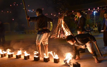 Folk performance showcases Baikuyao custom in Geyasigu, a scenic area in Nandan, South China's Guangxi Zhuang autonomous region, on Dec 2, 2016. 