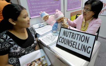 A pregnant woman receives nutrition counseling