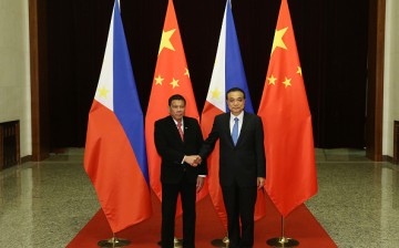 Philippine President Rodrigo Duterte (L) shakes hands with Chinese Premier Li Keqiang (R).