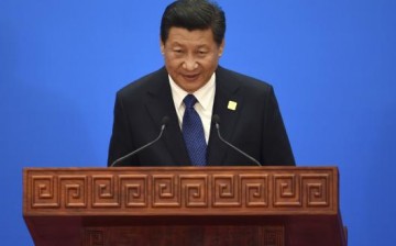 Chinese President Xi Jinping urged policy makers and technology executives to tackle cyberspace issues through constructive talks.