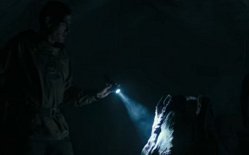 Screenshot of the Covenant crew facing the Neomorph face-hugger in the official trailer for 'Alien: Covenant.'