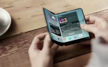A user tries out a Samsung Galaxy X foldable phone concept to illustrate its bendy capabilities.
