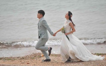 A couple takes wedding photos by the sea in Qingdao.