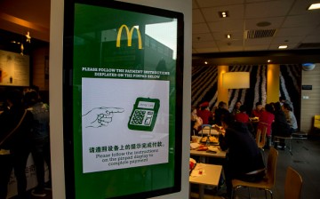 Customers can choose any McDonald's products on the vending machine and pay the bills all by themselves with banking card, WeChat or Alipay, etc.