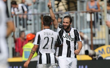 Juventus players Paulo Dybala (L) and Gonzalo Higuaín.