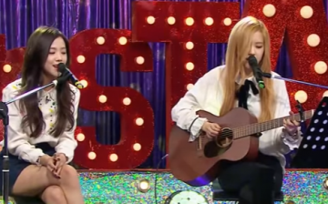(L-R) BLACKPINK members Jisoo and Rose sing 
