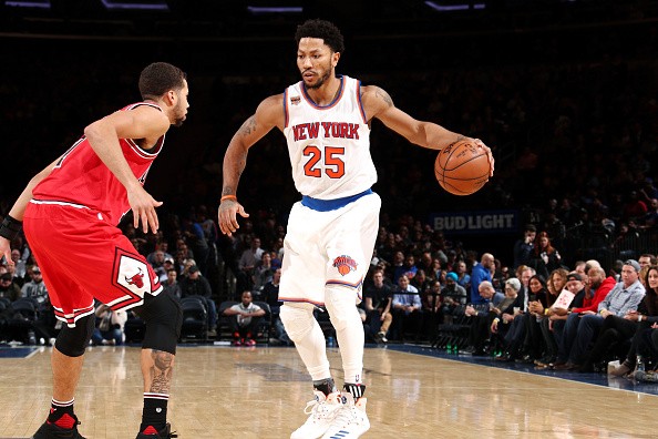 NEW YORK, NY - JANUARY 12: Derrick Rose #25 of the New York Knicks handles the ball during the game against Michael Carter-Williams #7 of the Chicago Bulls on January 12, 2017 at Madison Square Garden in New York City, New York.