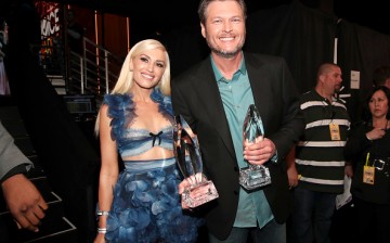Gwen Stefani and Blake Shelton, winner of the Favorite Album award for 'If I'm Honest' and Favorite Male Country Artist award, pose backstage at the People's Choice Awards 2017. 