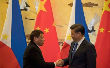 Philippine President Rodrigo Duterte (left) and Chinese President Xi Jinping shake hands after a signing ceremony.