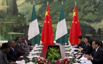 Chinese Premier Li Keqiang (R) speaks during his meeting with Nigerian President Goodluck Jonathan (L) at the Great Hall of the People in Beijing.