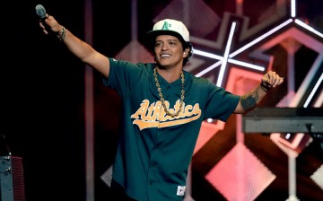 Pop singer Bruno Mars leads the Nickelodeon 2017 Kids’ Choice Awards with four nominations. 