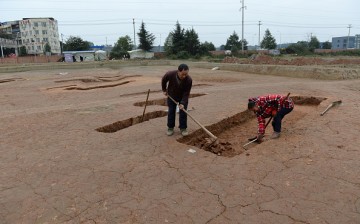 Boat coffins being unearthed in Chengdu.