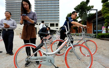 Office workers experience the Mobike Lite bicycles in Baoshan District.