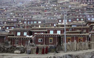 Chinese authorities have decided to tear down 3,225 homes at Larung Gar by April 30.