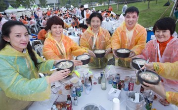Chinese visitors attend samgyetang tasting in South Korea.
