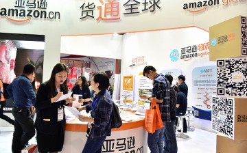 Photo shows visitors gathering at Amazon booth during the 2016 China International Electronic Commerce Expo in Yiwu.