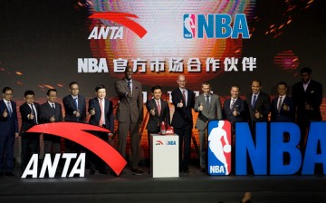 A contract signing ceremony between Anta and the NBA
