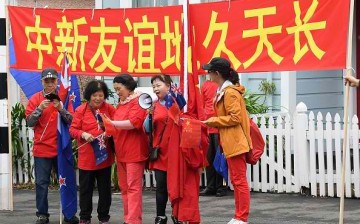 Chinese residents in New Zealand welcome the arrival of Premier Li Keqiang.