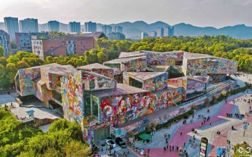 The Luo Zhongli Art Museum, spanning about 23,000 kilometers, had its outside wall of tiles painted with real artworks.