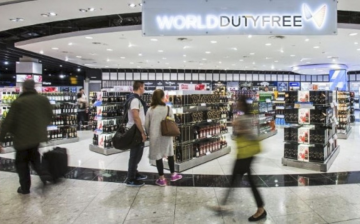 Heathrow airport apologised for a duty-free store’s practice of making Chinese tourists spend more than others to qualify for discount vouchers.
