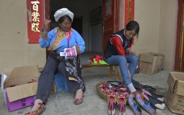 Shoes with traditional Chinese elements fused with modern style are getting popular with the younger generation.