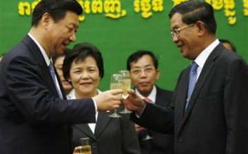 President Xi Jinping toasts with Cambodian Prime Minister Hun Sen.