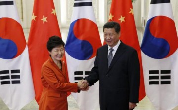 Chinese President Xi Jinping (R) shakes hands with South Korean President Park Geun-hye.