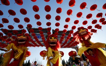 Young and old alike, Chinese citizens dig the performances at the temple fair during the Spring Festival.