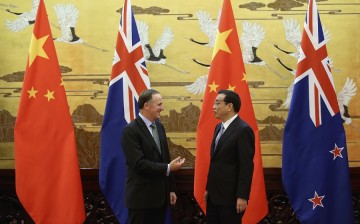 New Zealand Prime Minister John Key (L) and Chinese Premier Li Keqiang speak during a ceremony at the Great Hall of People in Beijing, March 18, 2014.
