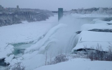 Frozen Niagar Falls 