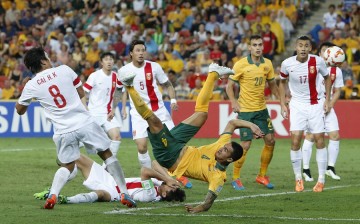 Australia's Tim Cahill (C) scores a goal from an overhead kick during their Asian Cup quarter-final soccer match against China at the Brisbane Stadium in Brisbane, Jan. 22, 2015. 