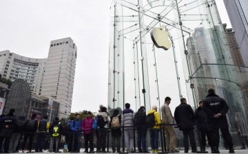 Customers line up in front of a new Apple Store in Chongqing, Jan. 31, 2015. Apple was one of the companies dropped from China's state procurement list amid cybersecurity concerns.