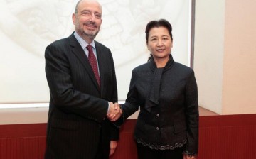 Cui Yuying shakes hands with Mexico's Foreign Affairs Undersecretary, Carlos de Icaza.