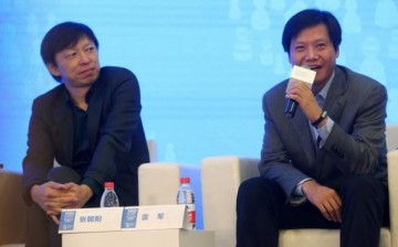 Sohu CEO Charles Zhang (L) and Xiaomi founder Lei Jun.