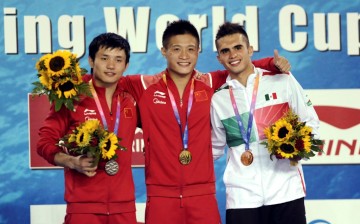 China’s Yang Jian (center) won gold at the 10-meter platform final at the first leg of the FINA World Series in Beijing on Sunday. Chinese divers won all 10 gold medals in the three-day series.