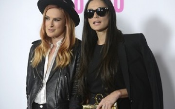 Actress Demi Moore and daughter Rumer Willis (L) attend the premiere of the film 