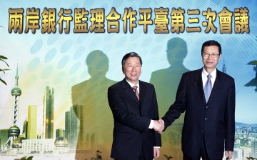 China's Banking Regulatory Commission Chairman Shang Fulin (L) shakes hand with Taiwan's Financial Supervisory Commission Chairman Chen Yuh-chang in Taipei, April 1, 2013. 