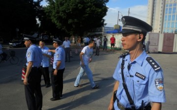 Police in Yibin have captured four suspects for kidnapping a man and forcing him to kill a woman.