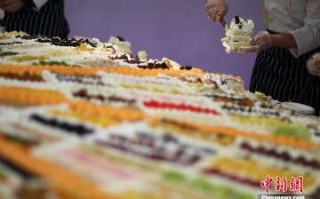 A chef cuts the giant cake of 3.29 meters in diameter in Nanjing in east China's Jiangsu Province on March 28, 2015.