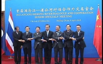 Foreign Minister Wang Yi holds hands with Ministers of the 5 Lancang-Mekong River Nations that include Thailand, Cambodia, Laos, Myanmar and Vietnam to show their support and cooperation.