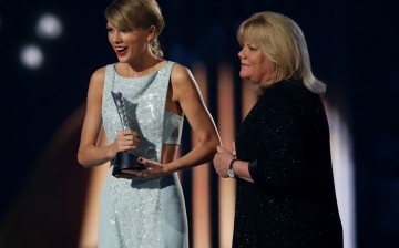 Taylor Swift accepts the Milestone Award from her mother Andrea at the 50th Annual Academy of Country Music Awards in Arlington, Texas April 19, 2015.    REUTERS/Mike Blake