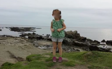 Photo of little girl claimed to be photobombed by a samurai